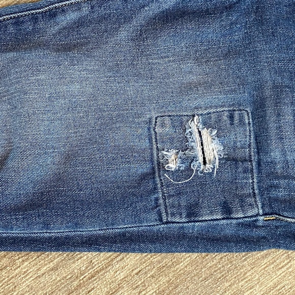 SNEAK PEEK | Mid-rise Distressed Patch Jeans - Picture 3 of 6